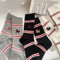 Chaussettes en coton brodées avec des chiots et des textes, chaussettes mi-hautes rayées pour femmes, chaussettes asymétriques, vente en gros