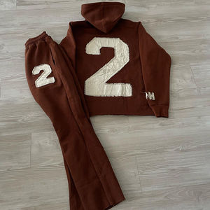 Ensemble de survêtement marron pour homme avec sweat à capuche brodé et appliqué numéroté, pantalon de survêtement large en molleton de coton, style streetwear - Product Image 1