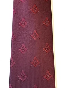 Corbata Masónica con Diseño de Compás y Escuadra - [Color Granate] Aproximadamente 56 Pulgadas de Largo y 3 Pulgadas de Ancho, Hecha de Poliéster - Product Image 3
