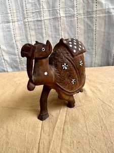 Centre de table décoratif en bois en forme de chameau, sculpture rustique faite à la main pour les intérieurs de fermes et de maisons ethniques - Product Image 6