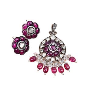 Pendentif et boucles d'oreilles aux tons oxydés au design floral exquis sertis de pierre de moissanite blanche et rouge cloutée pour vêtements pour femmes - Product Image 1