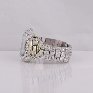 Montre de luxe carrée Briva avec cadran à chiffres romains, aiguilles bleues, couronne ornée de pierres précieuses, bracelet somptueux et étincelant, mouvement à quartz - Product Image 5