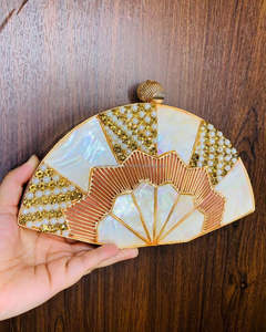 Mayorista ARTESANÍA GALORE Bolso de mano de hierro hecho a mano de lujo Geométrico para diseño Cristales metálicos tallados Acentos Tema de moda - Product Image 2