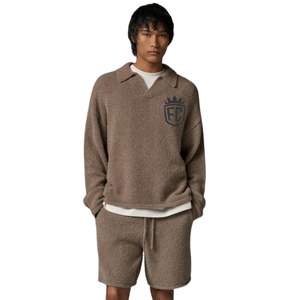 Polo à manches longues en tricot bouclé marron, chaud et tendance, design classique avec tissu en tricot doux - Product Image 6