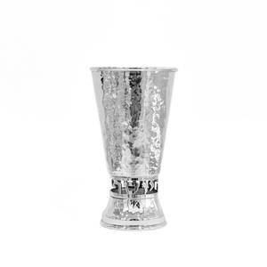 Nouvel Arrivage : Gobelet martelé en argent I K avec bande en émail bleu et lettrage hébreu en relief, fait main, élégant, pour usage religieux, table de Shabbat - Product Image 2