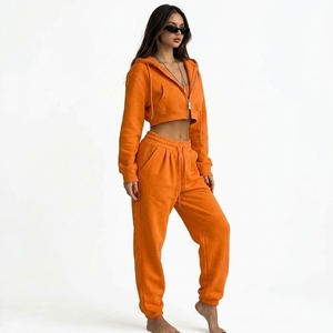 Ensemble de survêtement décontracté pour femme : sweat à capuche court zippé personnalisé et pantalon épais à séchage rapide avec taille élastique et poches latérales - Product Image 4
