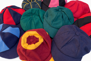 Casquette de cricket internationale Bolza avec logos personnalisés, rouge et bleu, pompon tressé doré, boucle argentée en cuivre, 100% coton - Product Image 6