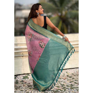 ผ้าซิลค์พิมพ์ลายดอกไม้สีชมพูอ่อนสำหรับงานกลางคืน พร้อมขอบผ้าทอแบบซารีประดับด้วยดิ้นไหม - Product Image 2