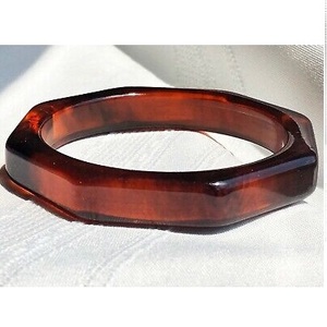 Brazalete de Resina Hecho a Mano, Forma Redonda, Joyería de Arte Moderno, Coleccionable, Patrón de Rayas Verdes, Negras y Blancas, Técnica de Fundición - Product Image 1