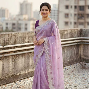 Sari indien traditionnel festif avec un travail de découpe Arco complexe et un C-Pallu brodé - Product Image 1