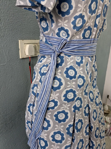 Vestido Maxi Cruzado con Cuello en V Azul Marino para Mujer, Estampado Floral, con Cinturón y Bolsillo, Regalo para Ella - Product Image 2