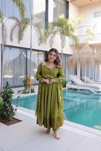 Collections de Salwar Kameez en Chanderi Mul, vêtements ethniques indiens, avec un riche travail de dentelle et de miroirs, pour les mariages et les événements festifs. - Product Image 2