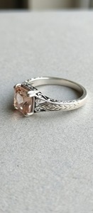 แหวนแต่งงานวินเทจสำหรับผู้ชาย พีช มอร์แกไนต์ พลอยทรงกลม ประดับแบบล็อค  รับรองโดยบุคคลที่สาม ทำด้วยมือ เงินแท้ 925 - Product Image 2