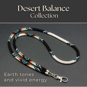 Chaîne de corps perlée faite à la main avec fermoir en argent, tissée avec un motif géométrique noir, blanc, turquoise, marron et orange, accessoire élégant - Product Image 3