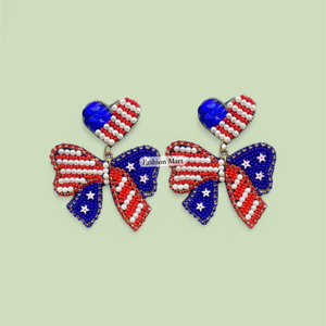 Boucles d'oreilles pendantes patriotiques faites à la main en perles de rocaille, inspirées du drapeau américain, fournisseur en gros - Product Image 1