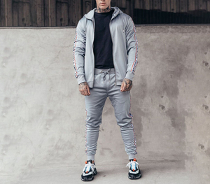 Conjunto Deportivo para Hombre, Sudadera con Capucha Gris, Corte Ajustado, Cierre de Cremallera, Diseño con Franjas Laterales, Ropa de Otoño - Product Image 6