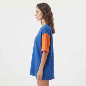 Camiseta Oversize de Mujer Hawk Eye con Bloques de Color Azul y Naranja, Cuello en V, Ajuste Holgado, 100% Algodón Jersey, Estampado de Logo - Product Image 4