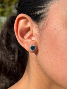 Pendientes de tuerca con halo de diamantes y topacio azul de Londres de 2.20 quilates – Oro blanco de 14 quilates - Product Image 2