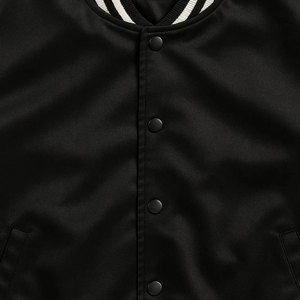 Tela satinada ligera con textura suave y costuras duraderas para colecciones de moda de temporada, chaqueta universitaria de satén. - Product Image 6