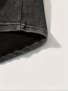 Pantalones cortos lavados para hombre con diseño de estampado cruzado de tonos oscuros, estilo vintage, color liso, ideales para uso diario. - Product Image 4