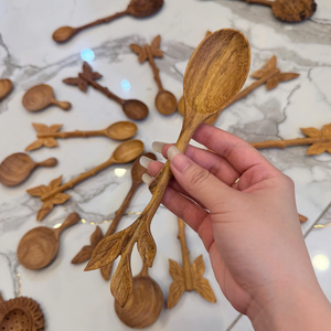 ช้อนไม้แกะสลักด้วยมือขายส่ง ดีไซน์ด้ามจับรูปผีเสื้อสุดพิเศษ ขนาด 16 ซม. ทำจากไม้แอช ไม้อะคาเซีย และไม้เรดวูด ช้อนงานฝีมือจากเวียดนาม - Product Image 2