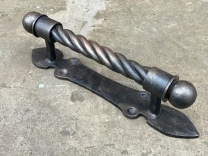 Poignée de portail traditionnelle en fer forgé résistant à la rouille, design corde torsadée, finition peinte, installation facile - Product Image 3