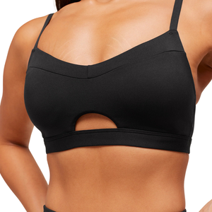 Sujetador deportivo Peekaboo negro para mujer con logo personalizado, de nailon y elastano, con aberturas tipo balconette, top de yoga de soporte ligero para gimnasio y fitness. - Product Image 3