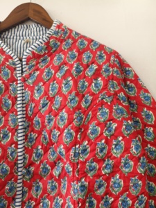 Veste en coton matelassée faite à la main, à motifs floraux, réversible, en coton matelassé à rayures, pour les occasions spéciales - Product Image 2
