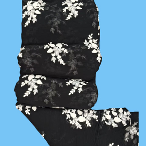 Tela de Chifón Negra Premium en Oferta con Bordado Floral Blanco Grande - Material de Georgette Texturizado para Vestidos - Product Image 1