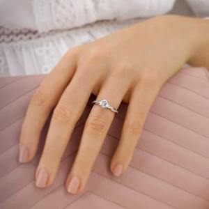 Anillo de banda retorcida única con diamante de moissanita VVS de alta demanda, diseño en oro blanco de 14K para boda, compromiso o regalo - Product Image 2
