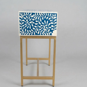 Table d'appoint élégante en os incrusté de motifs floraux bleus, avec pieds dorés, disponible à prix de gros. - Product Image 1