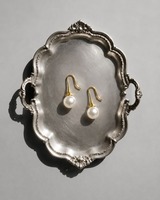 Plateau de service décoratif de luxe en argent plaqué, avec gravure florale ornée, en métal traditionnel pour présentation sur table de mariage