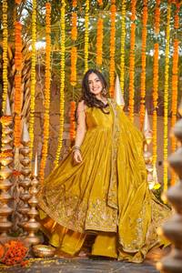 Ensemble de robe Anarkali en soie jaune moutarde, broderie florale sur le col, ourlet festonné, dupatta assorti, Prayosha Enterprise - Product Image 4
