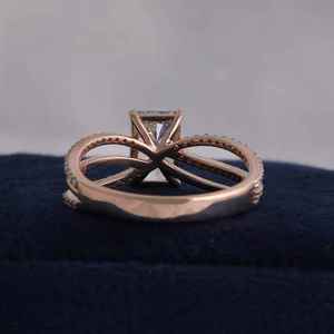 แหวนเพชรทรงรัศมี CVD เพาะเลี้ยงในห้องปฏิบัติการ รับรองโดย IGI ทองคำโรสโกลด์ 14K น้ำหนัก 2.5 กรัม VS1 สี F เครื่องประดับชั้นดีสำหรับผู้หญิง ประดับเพชรด้านข้าง สำหรับงานแต่งงาน OEM - Product Image 6