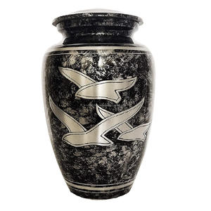 Urnes funéraires en laiton de style américain personnalisées en gros pour cendres humaines - Souvenir durable avec motifs personnalisables - Product Image 4