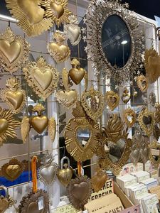 Espejo de Pared de Metal con Sagrado Corazón, Milagro Decorativo, Estilo Bohemio, Diseño de Cruz en Forma de Corazón Hecho a Mano - Product Image 1