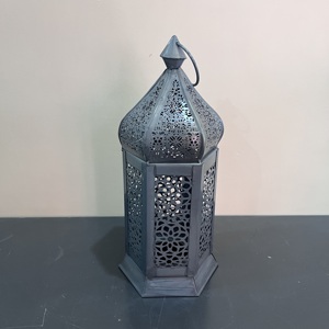 โคมไฟเหล็กทำมือดีไซน์งานฝีมือ พร้อมลวดลายสลักตกแต่งสีเทา สำหรับตกแต่งบ้าน - Product Image 3