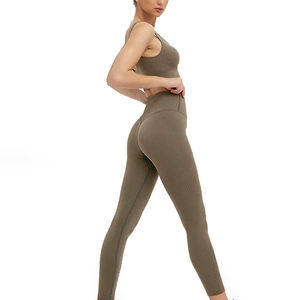 Ensemble de yoga pour femmes, haut court sans coutures, tissu respirant, idéal pour la course à pied, les étirements et un style décontracté. - Product Image 2