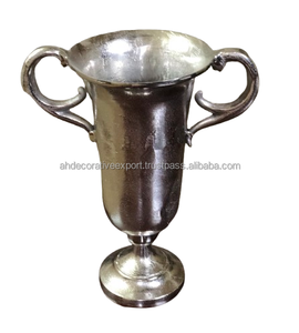 Vase d'urne de calice de champion en métal doré de luxe pour centres de table de mariage Vase d'urne en forme de trophée en métal de haute qualité à vendre - Product Image 2