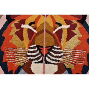 Tapis de luxe tufté à la main en soie et laine, motif visage de lion artistique, multicolore vibrant, à poils ras - Product Image 3