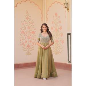 Robe de soirée A-line faite à la main, magnifique, taille empire, perles brodées sur tissu organza - Product Image 6