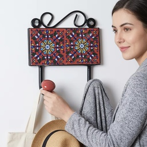 Gancho de pared de cerámica con diseño floral, 2 ganchos, estilo vintage, perchero hecho a mano, diseño en rojo, azul y amarillo - Product Image 5