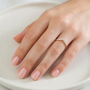 Bague minimaliste empilable en or massif 10K 14K 18K, avec 5 pierres rondes et 2 pierres baguette coniques en forme de V, clarté E, certifiée IGI VVS - Product Image 5