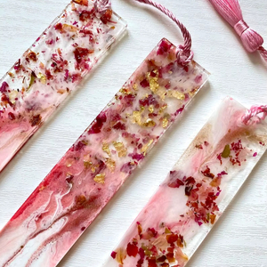 Marque-pages personnalisés en résine gaufrée motif marguerite avec nom – Idées cadeaux pour femmes et fête des Mères - Product Image 1