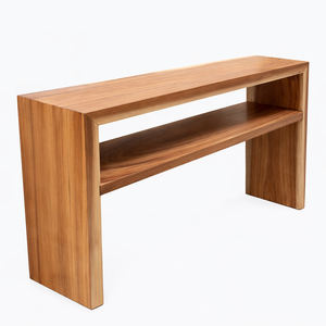 Table console élégante et moderne en bois massif écologique, durable et raffinée, avec étagère à double niveau, pour appartement de luxe. - Product Image 3