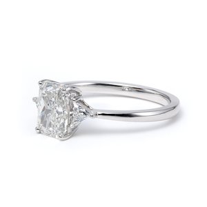 Bague en or blanc 14 carats avec diamant de laboratoire taille radiant de 1,5 carat, trois pierres, avec pierres latérales en diamant de laboratoire taille triangulaire et bande conique - Product Image 6