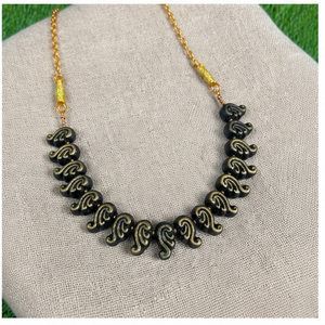 Collier en métal de style antique avec perles noires et chaîne plaquée or, bijoux statement pour femmes, KOTTRAVAI, cadeau pour mariage ou fête - Product Image 6