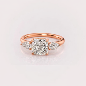 Bague de fiançailles OEM à trois pierres en diamant de laboratoire taille coussin, certification IGI, style vintage, pierres latérales en poire, or 14K jaune/rose - Product Image 6