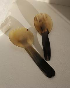 Cuillère à manche en corne sculptée à la main, fourchette à salade en corne faite à la main avec pointe métallique ornée pour un service élégant et une décoration de table raffinée - Product Image 5