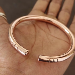 กำไลข้อมือโลหะทำมือสุดหรู สีโรสโกลด์ ดีไซน์สวยงาม งานตีลาย  ของขวัญส่งเสริมการขายสุดพิเศษ - Product Image 6